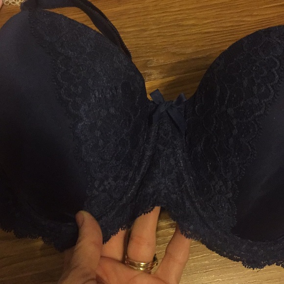 3 Victoria’s Secret bras - Picture 4 of 7